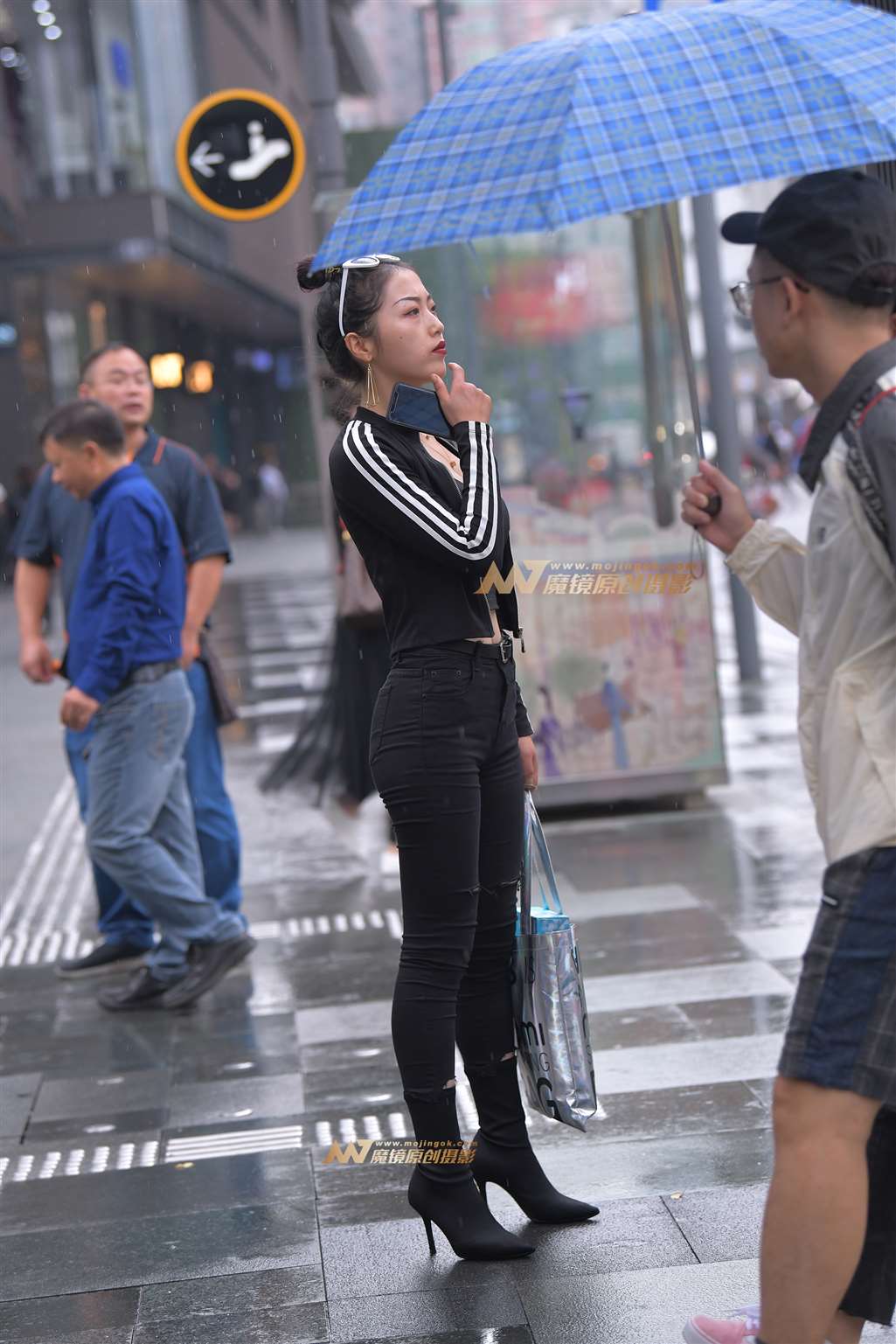 图片[1]-【街拍之魂赛帖】雨中的紧身黑裤-街拍流行馆