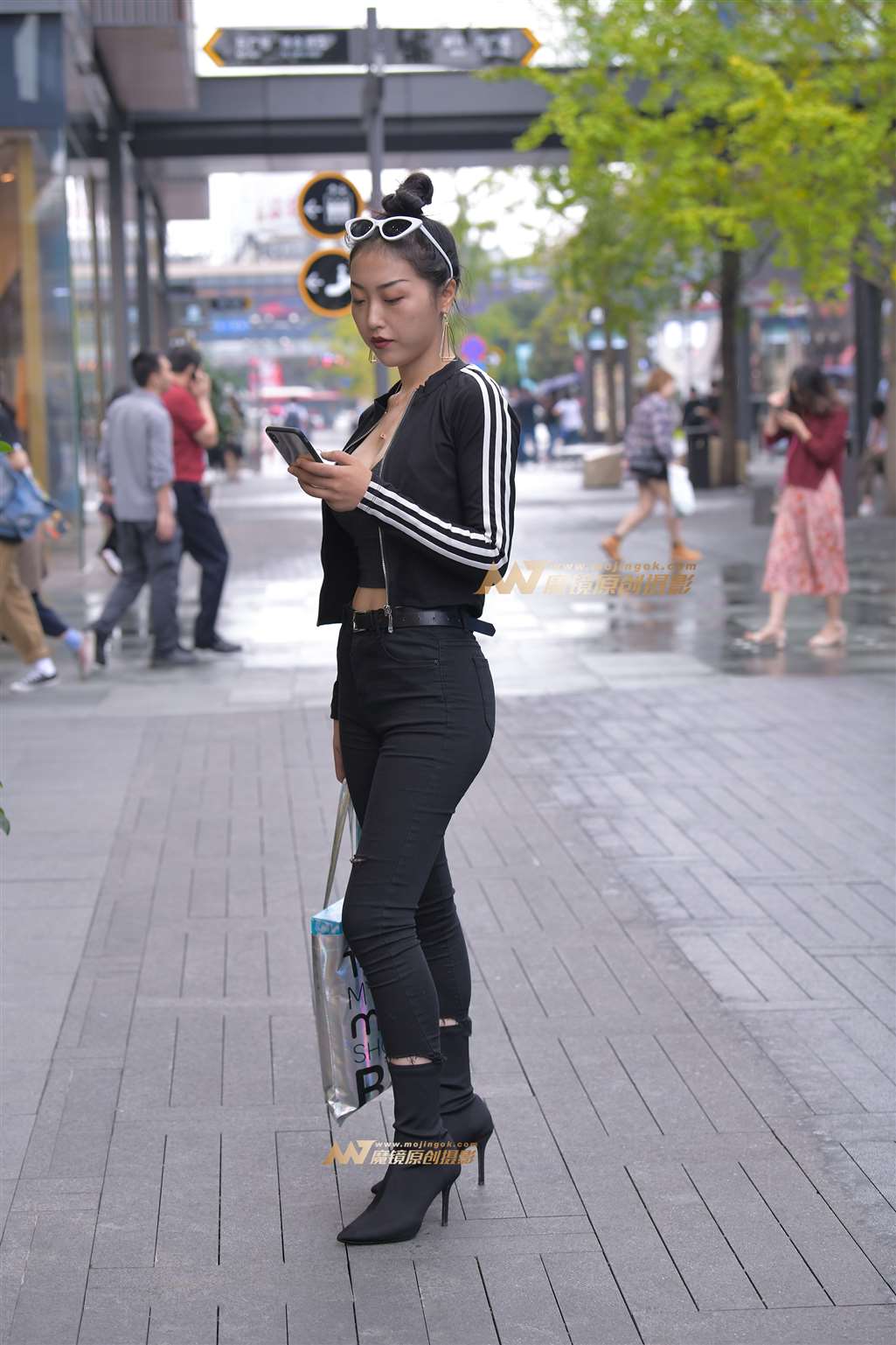 图片[4]-【街拍之魂赛帖】雨中的紧身黑裤-街拍流行馆