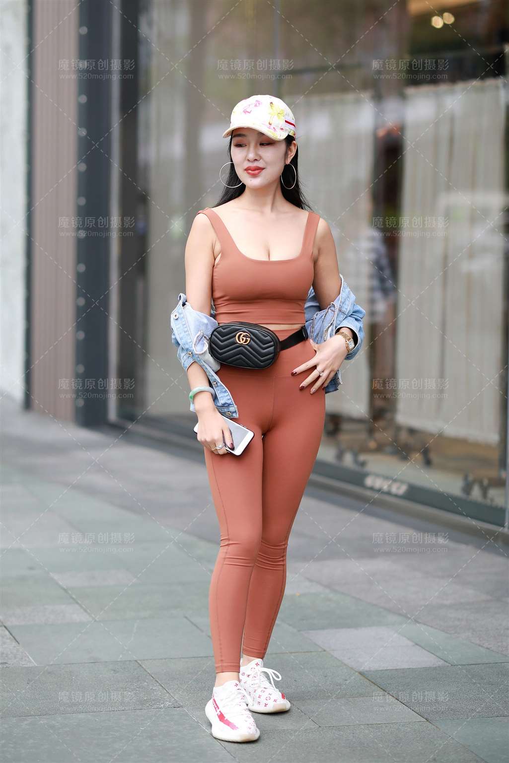 图片[2]-【凯恩现场搭讪作品】你把我灌醉–棕红色瑜伽裤美**-街拍流行馆