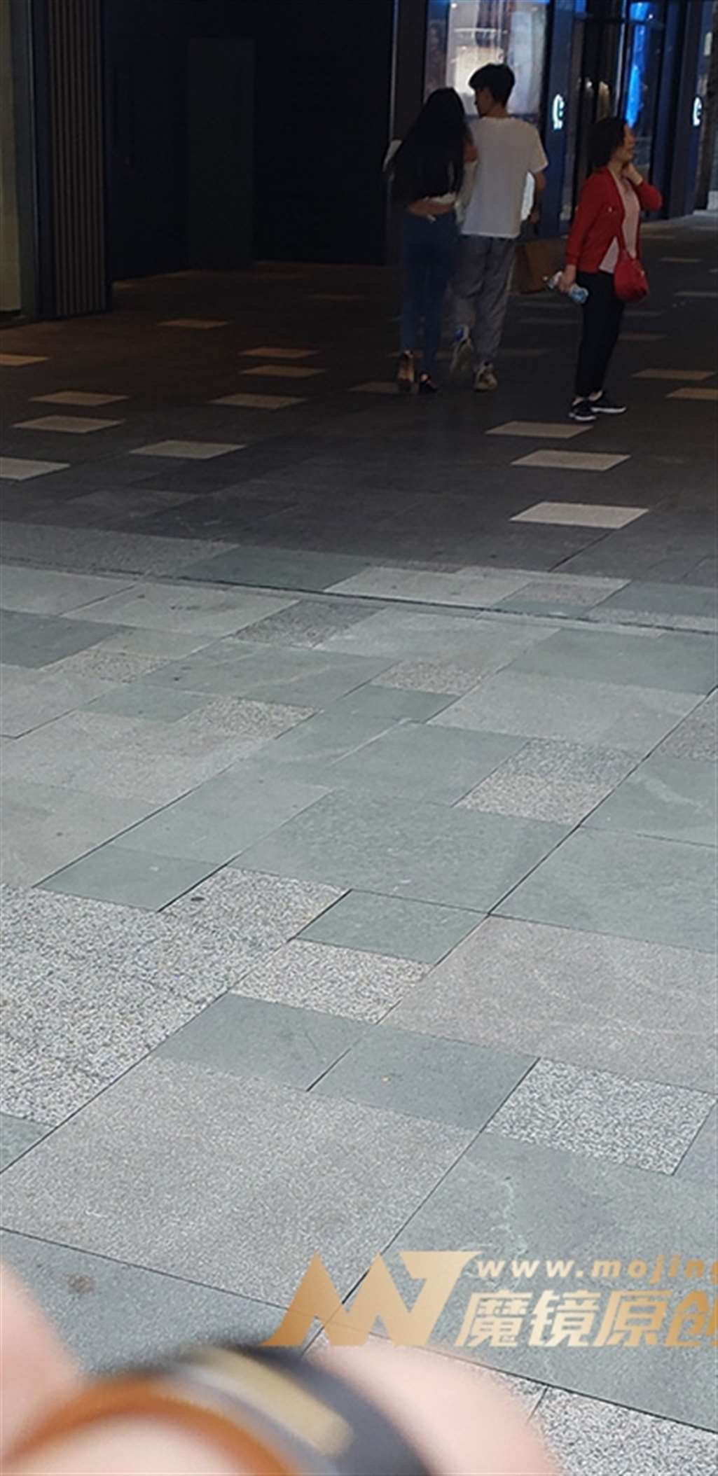 图片[3]-【凯恩赛帖】紧牛女友-街拍流行馆