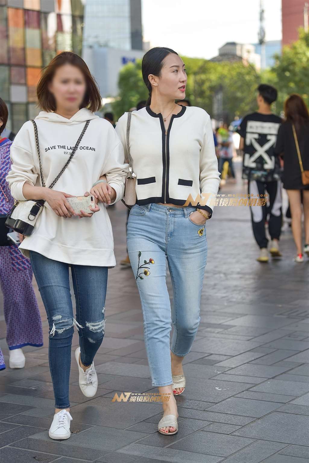图片[4]-靓丽浅蓝仔裤气质美妇-街拍流行馆