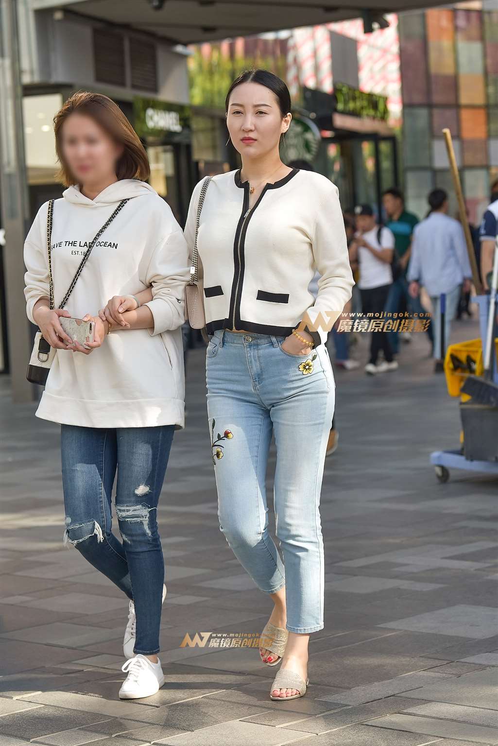 图片[5]-靓丽浅蓝仔裤气质美妇-街拍流行馆