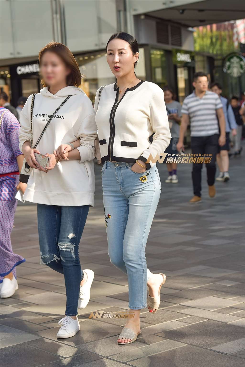 图片[1]-靓丽浅蓝仔裤气质美妇-街拍流行馆