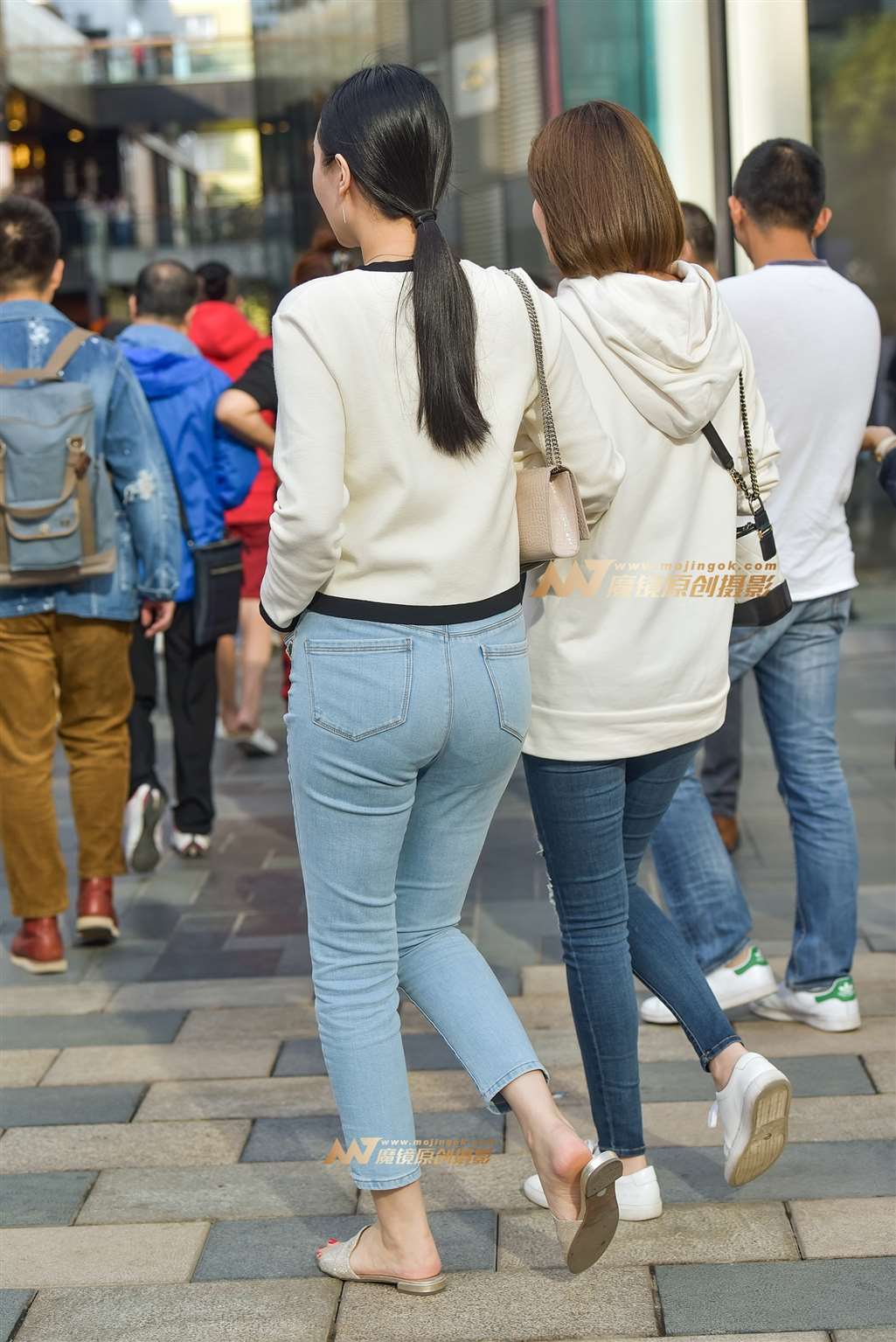 图片[2]-靓丽浅蓝仔裤气质美妇-街拍流行馆
