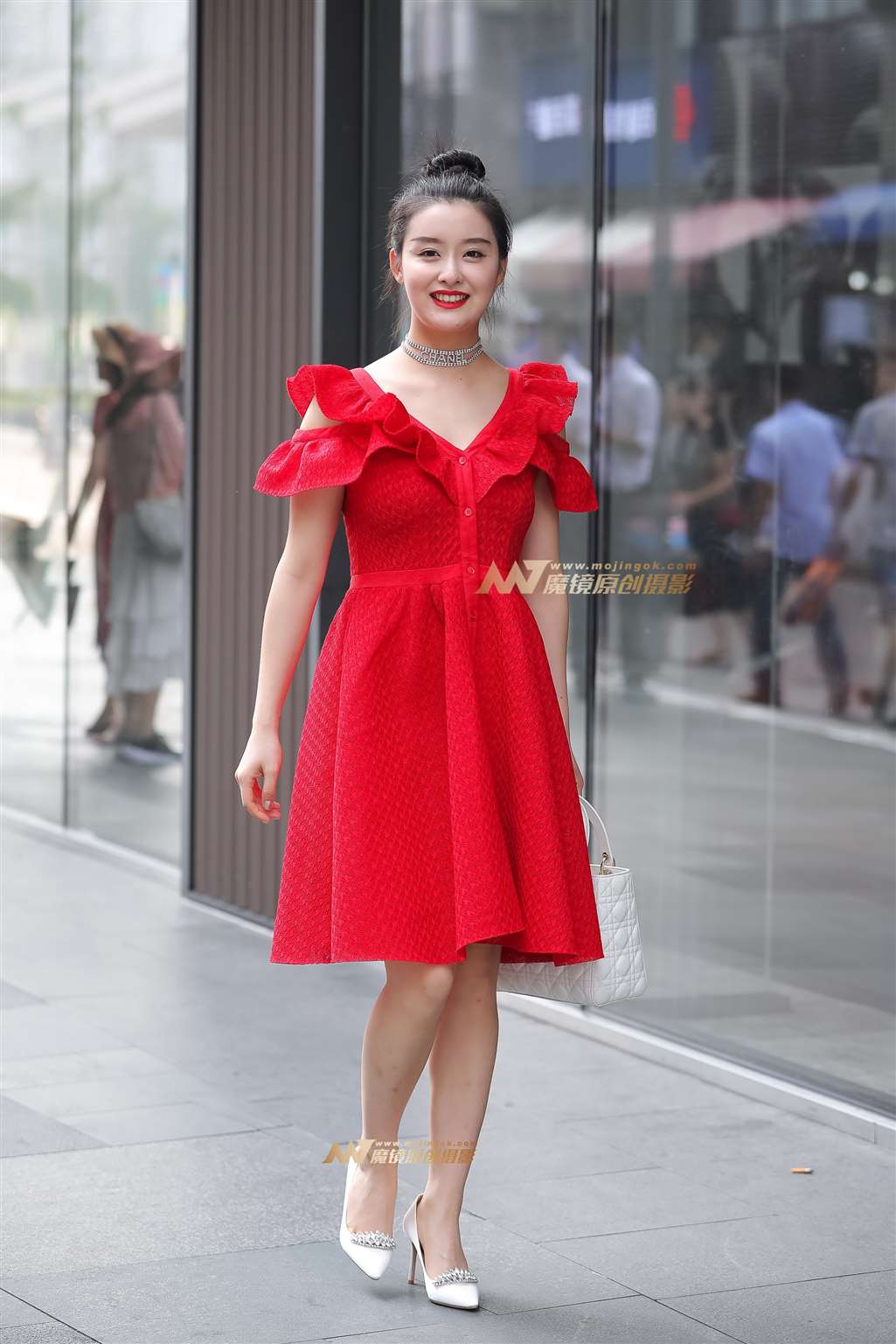 图片[1]-【凯恩赛帖】超甜美女孩 一看就知道很有福气-街拍流行馆