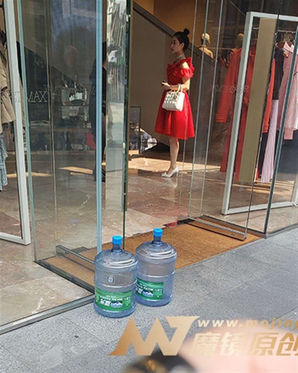 图片[3]-【凯恩赛帖】超甜美女孩 一看就知道很有福气-街拍流行馆