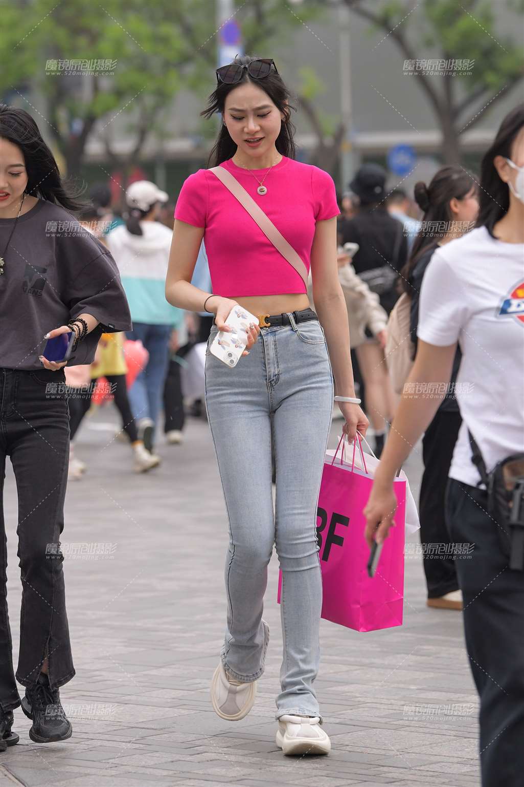 图片[4]-蓝色牛仔裤美女-街拍流行馆