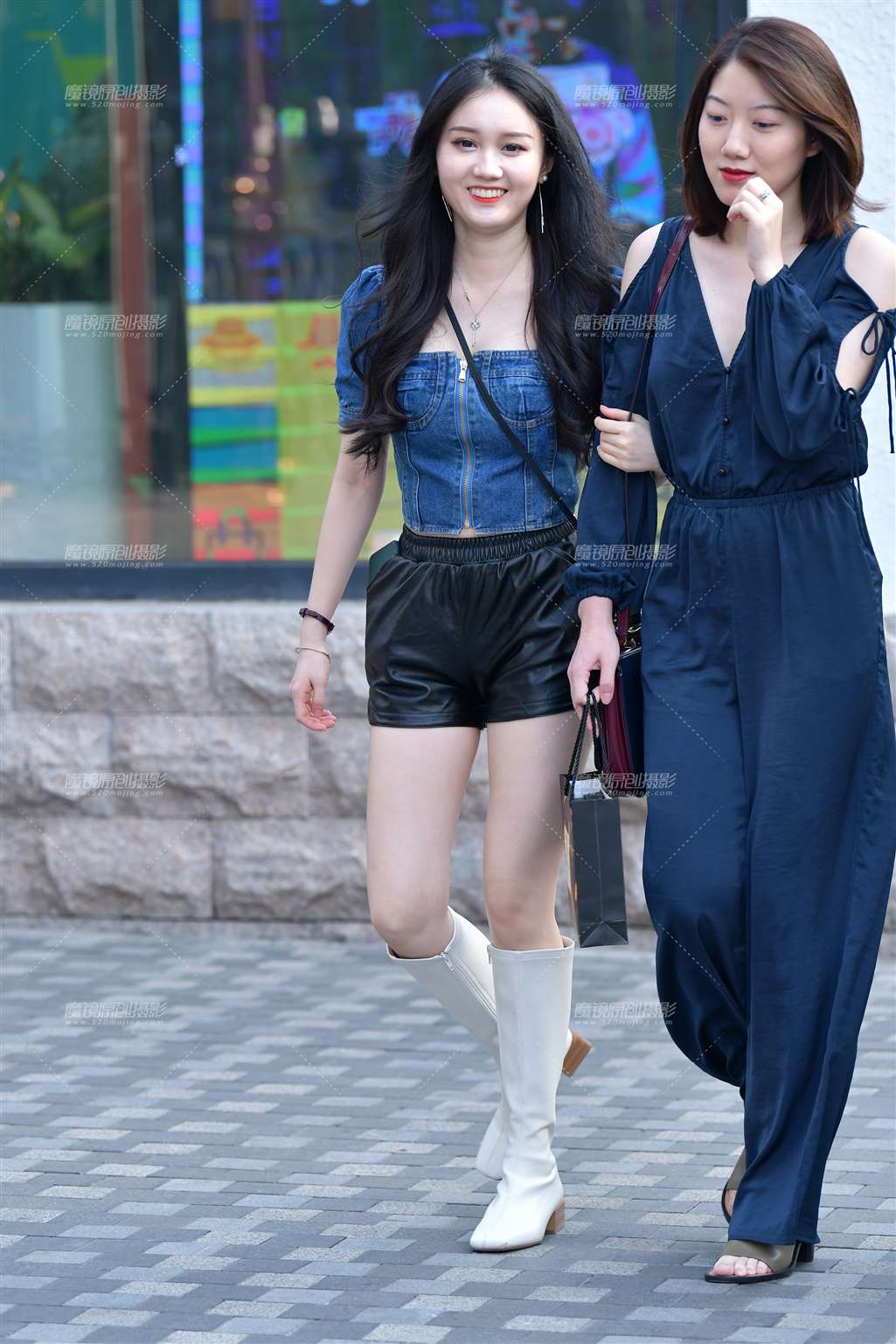 图片[3]-开心姐妹聊天逛街美女-街拍流行馆