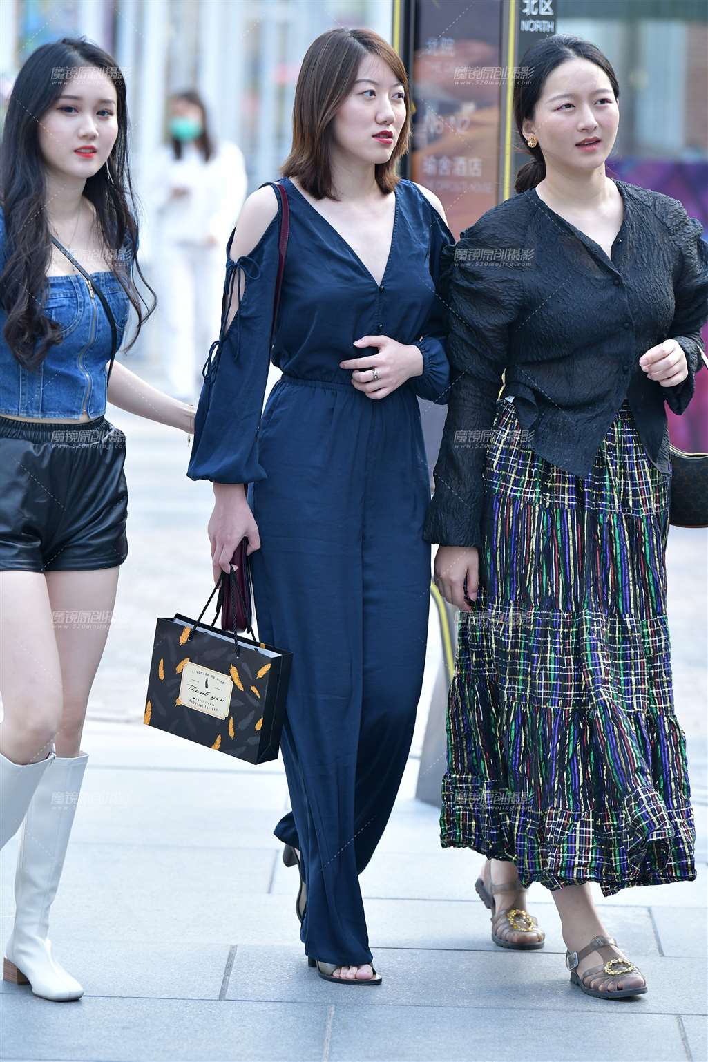图片[1]-开心姐妹聊天逛街美女-街拍流行馆