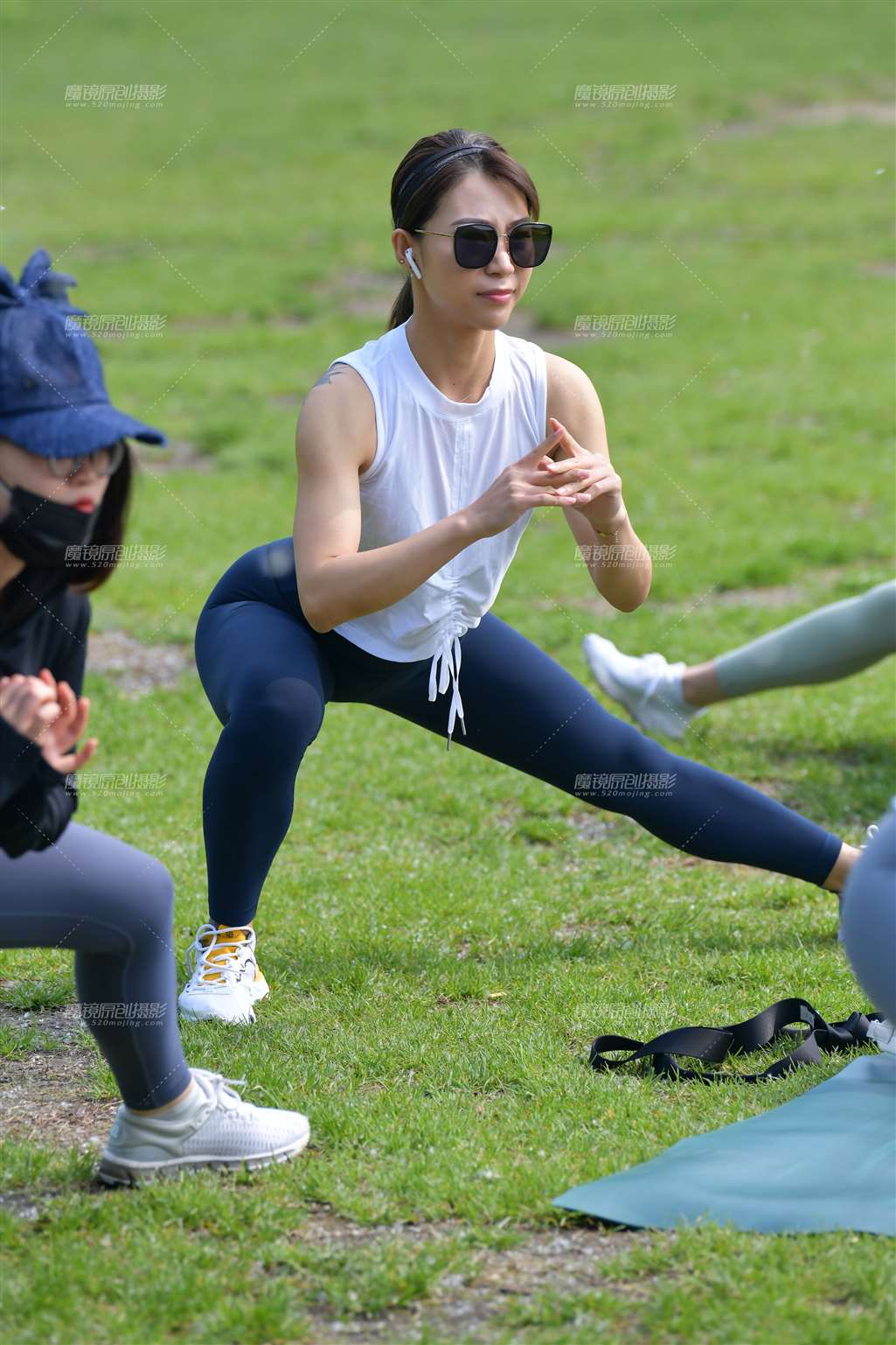 图片[5]-热身紧身瑜伽裤美女-街拍流行馆