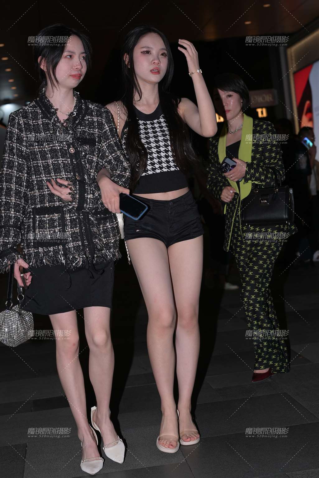 图片[3]-夜拍热裤女孩-街拍流行馆