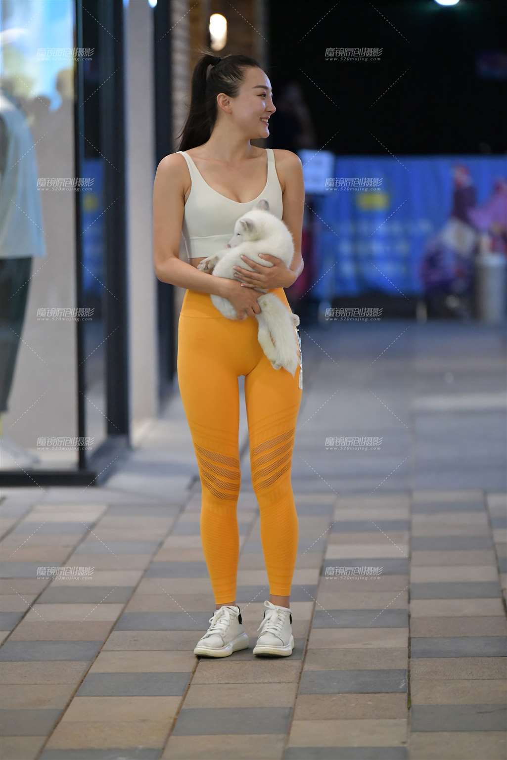 图片[1]-白皙紧身裤美女-街拍流行馆