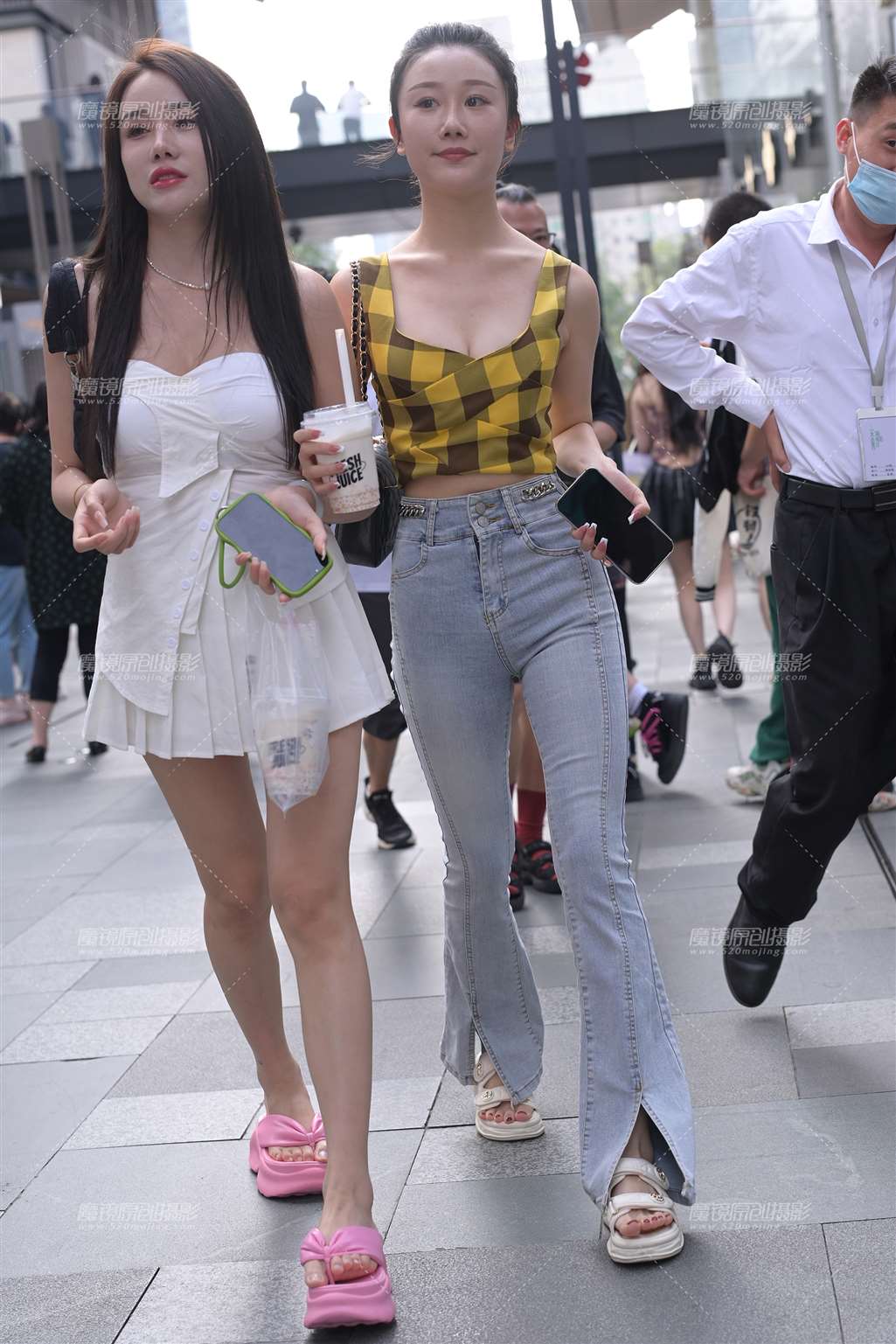 图片[1]-紧牛靓丽小姐姐-街拍流行馆