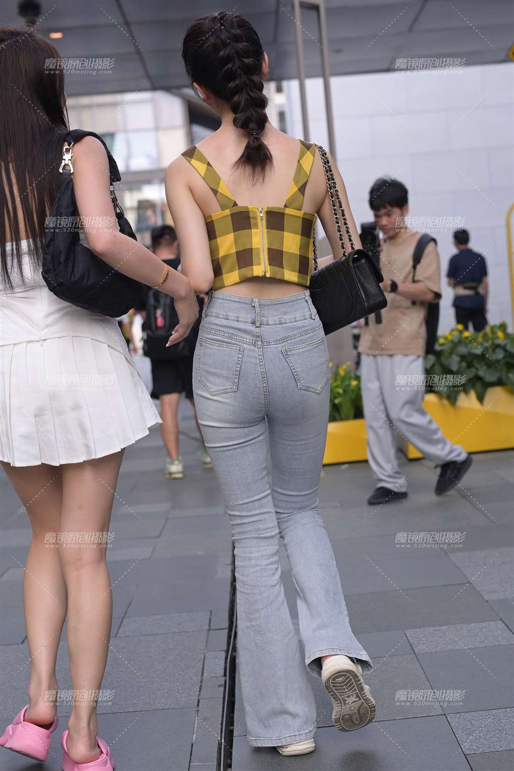 图片[2]-紧牛靓丽小姐姐-街拍流行馆