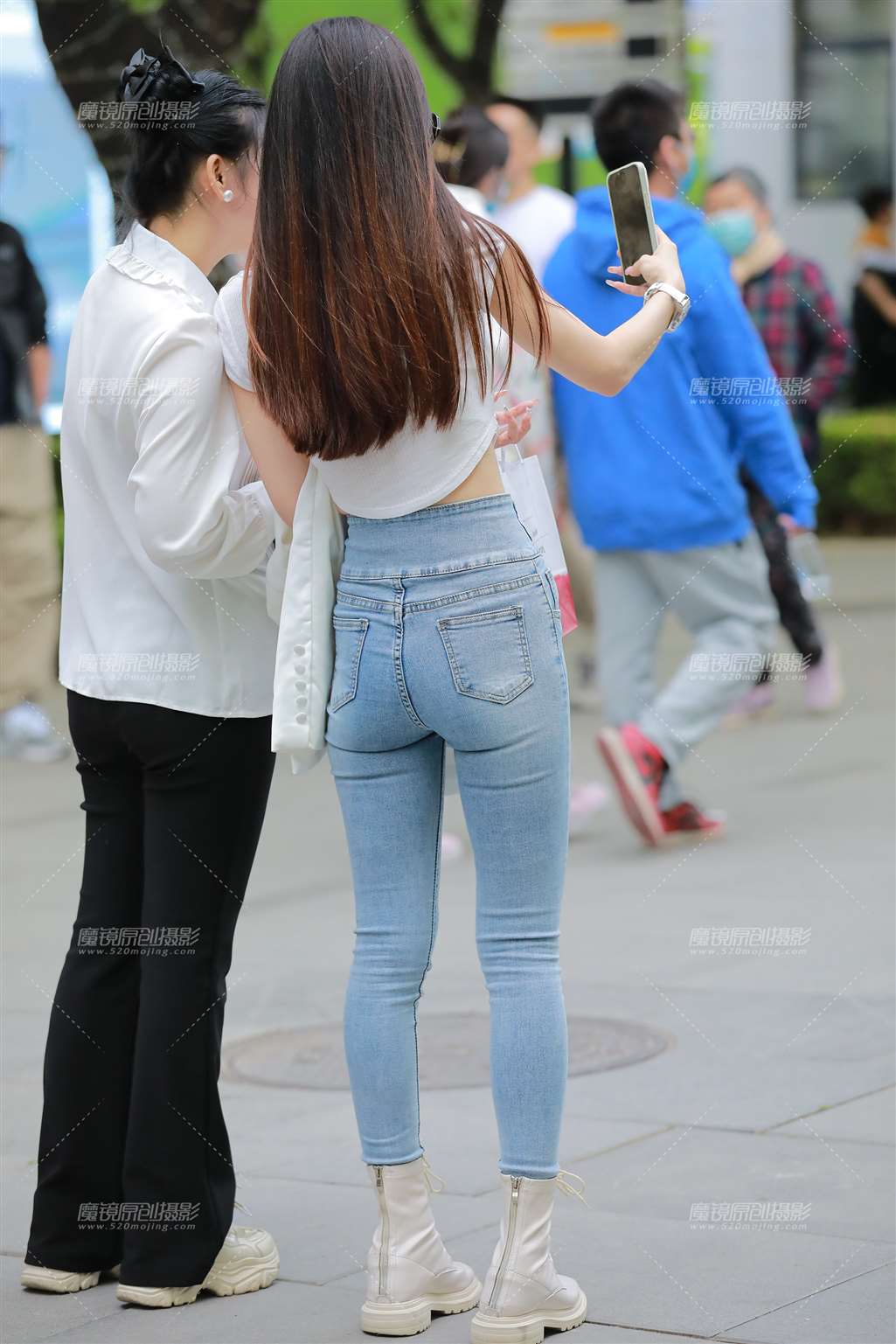 图片[2]-【玻璃街拍】蓝色紧牛小姐姐-街拍流行馆