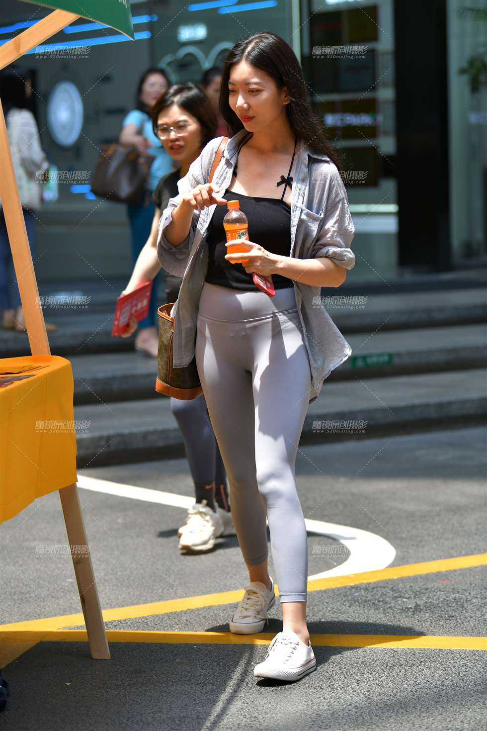 图片[5]-斯文高挑紧身美女-街拍流行馆