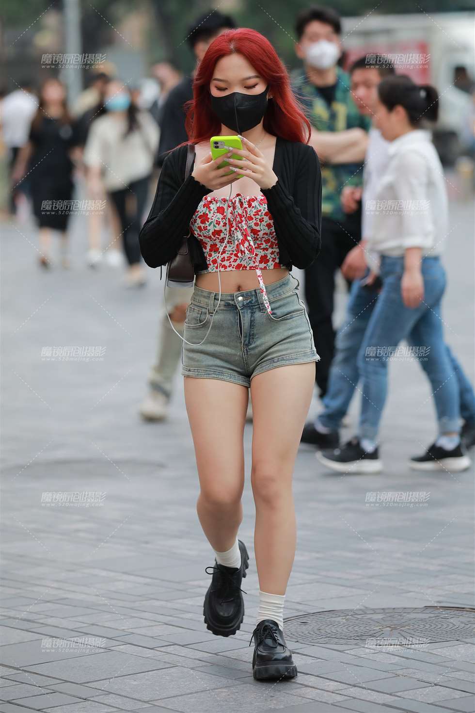 图片[3]-【玻璃街拍】牛仔热裤小妹-街拍流行馆
