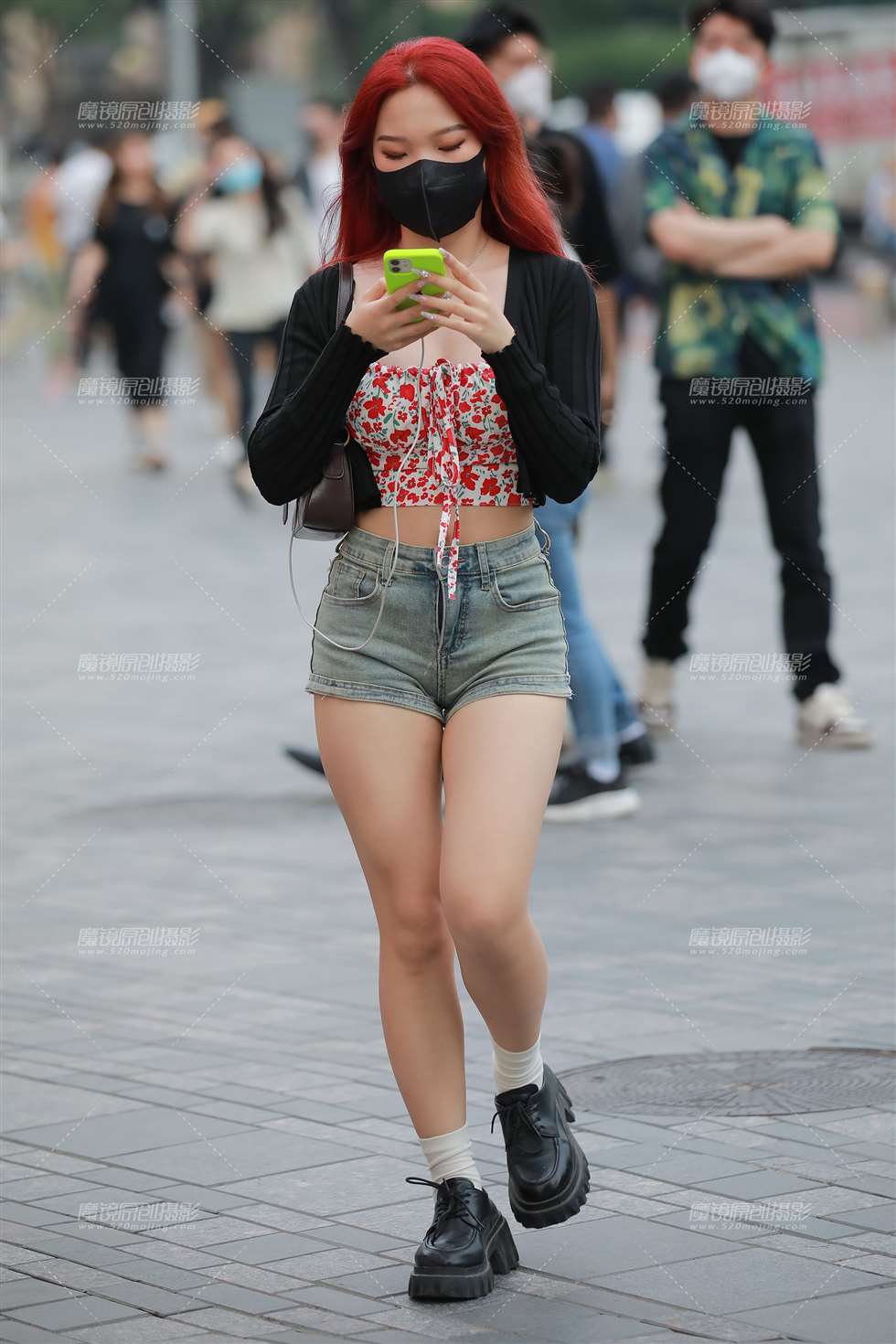 图片[4]-【玻璃街拍】牛仔热裤小妹-街拍流行馆