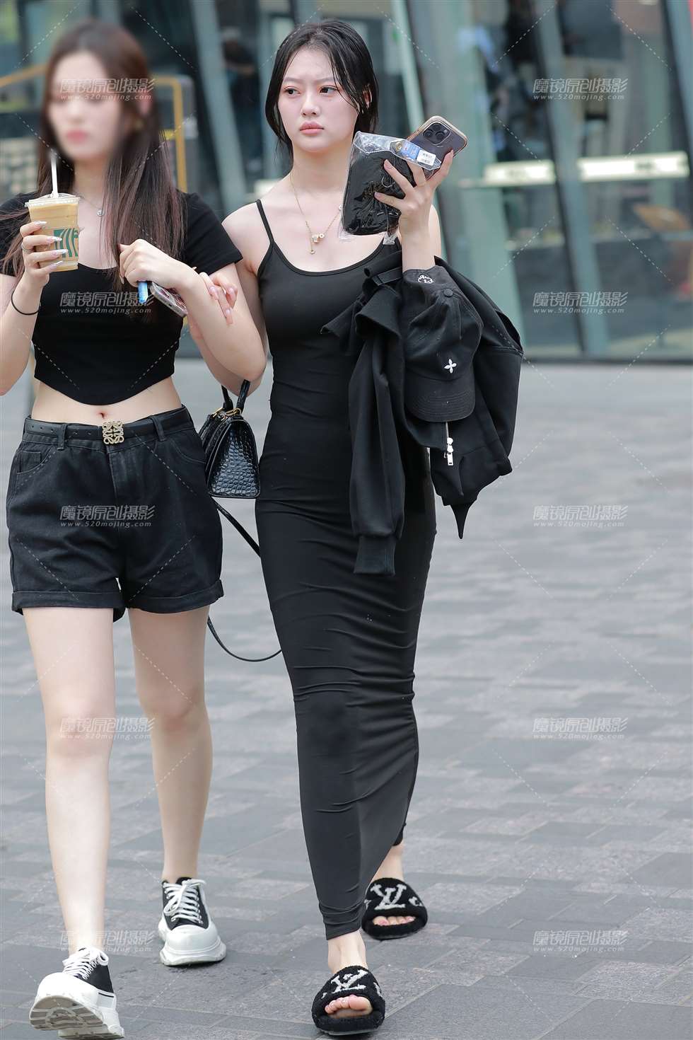 图片[1]-【玻璃街拍】性感黑色包臀裙美女-街拍流行馆