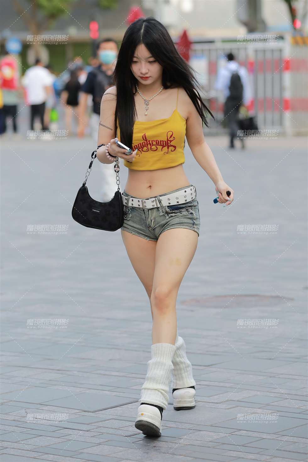 图片[3]-【玻璃街拍】超短性感热裤美女-街拍流行馆