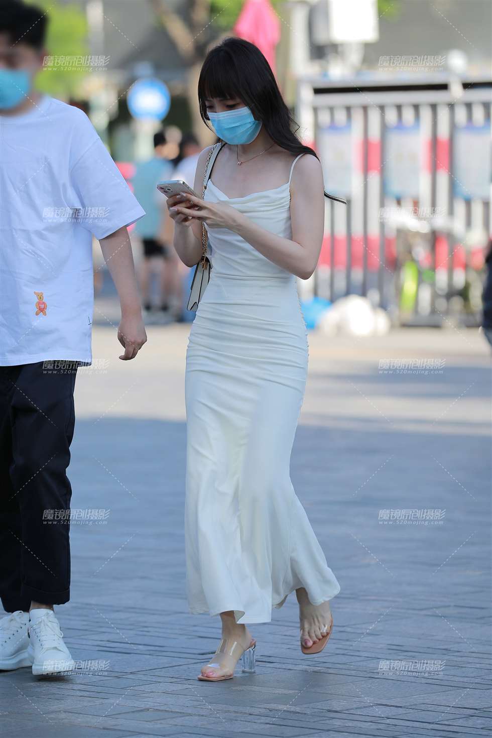 图片[4]-【玻璃街拍】白色包臀裙女友-街拍流行馆