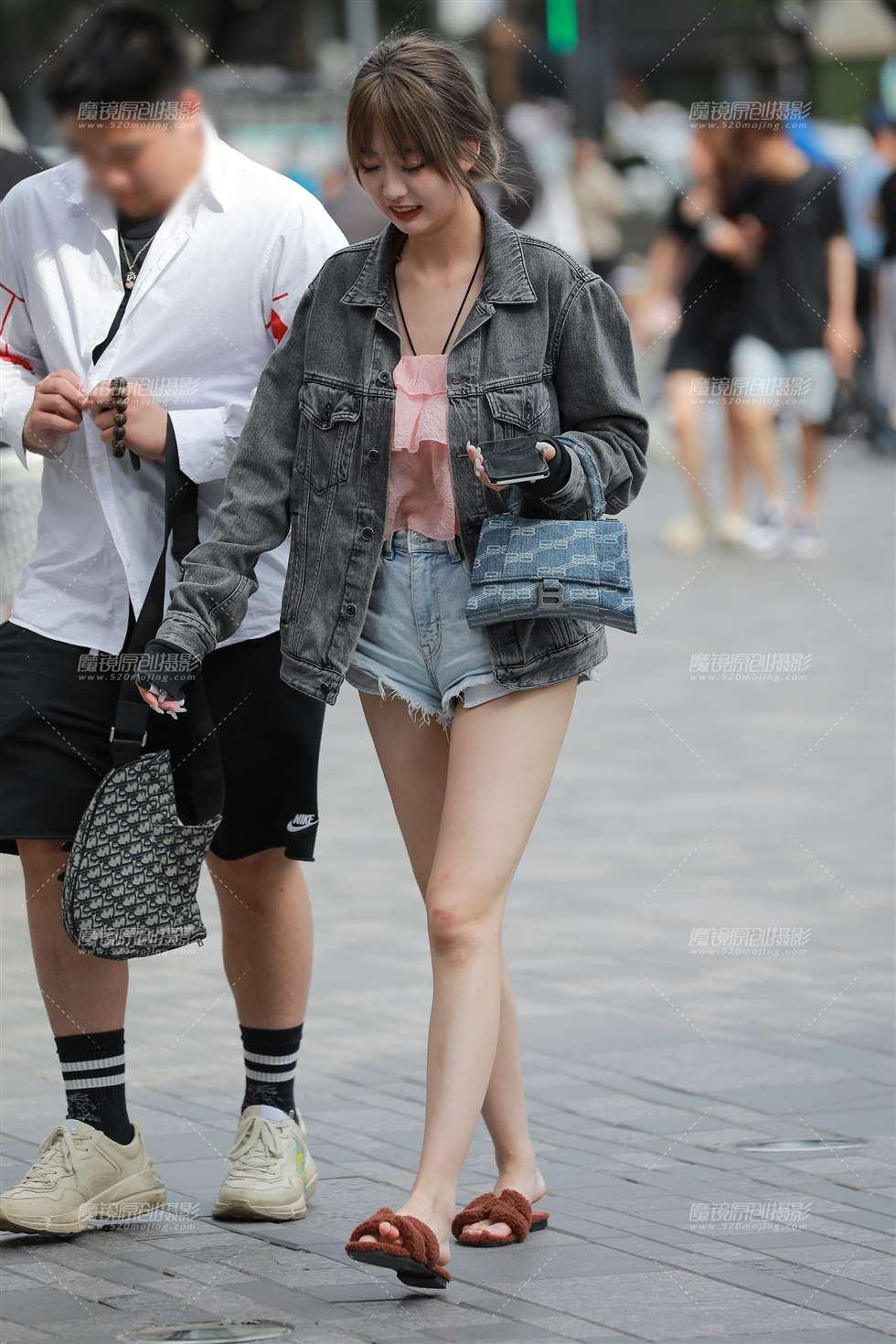 图片[1]-【玻璃街拍】超短牛仔热裤女友-街拍流行馆