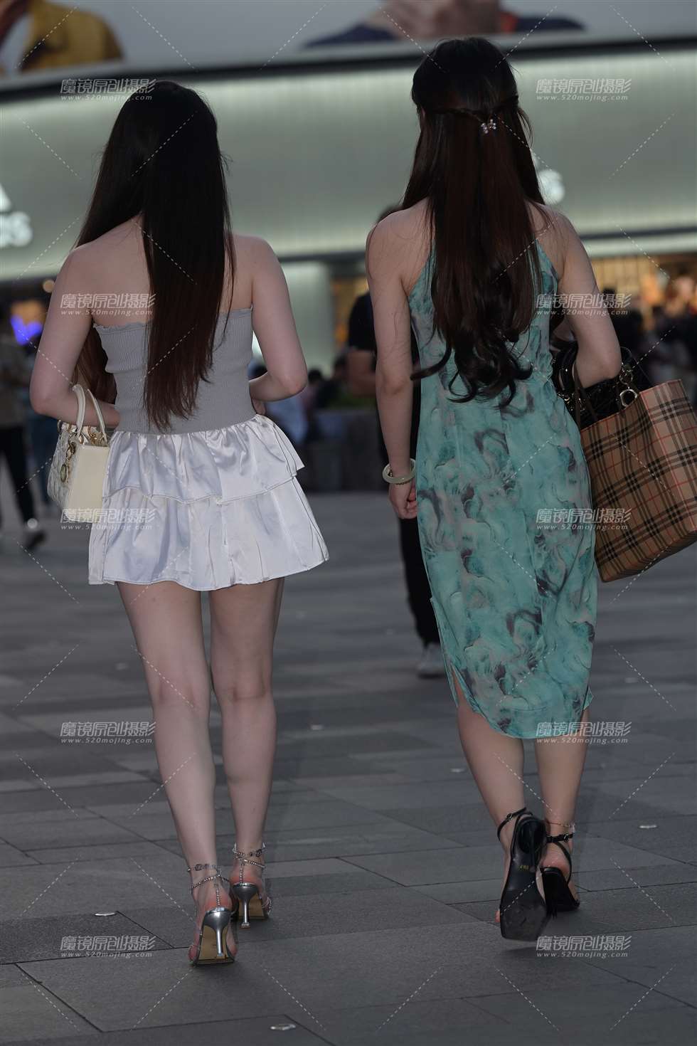 图片[2]-逛街的美腿闺蜜-街拍流行馆