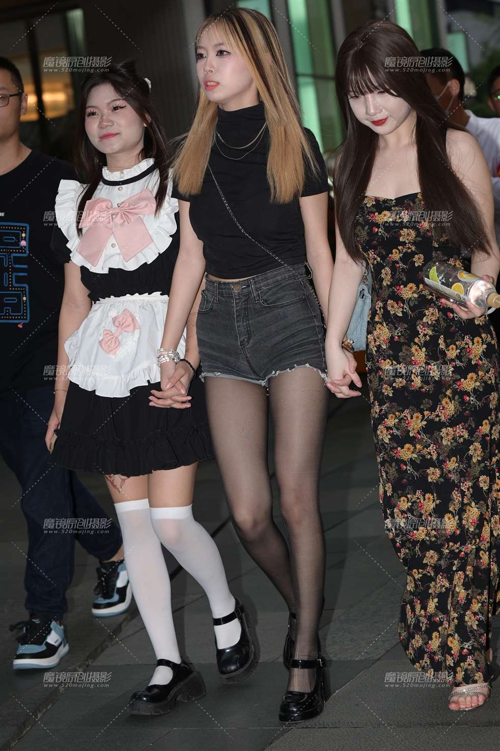 图片[1]-热裤黑丝美女-街拍流行馆
