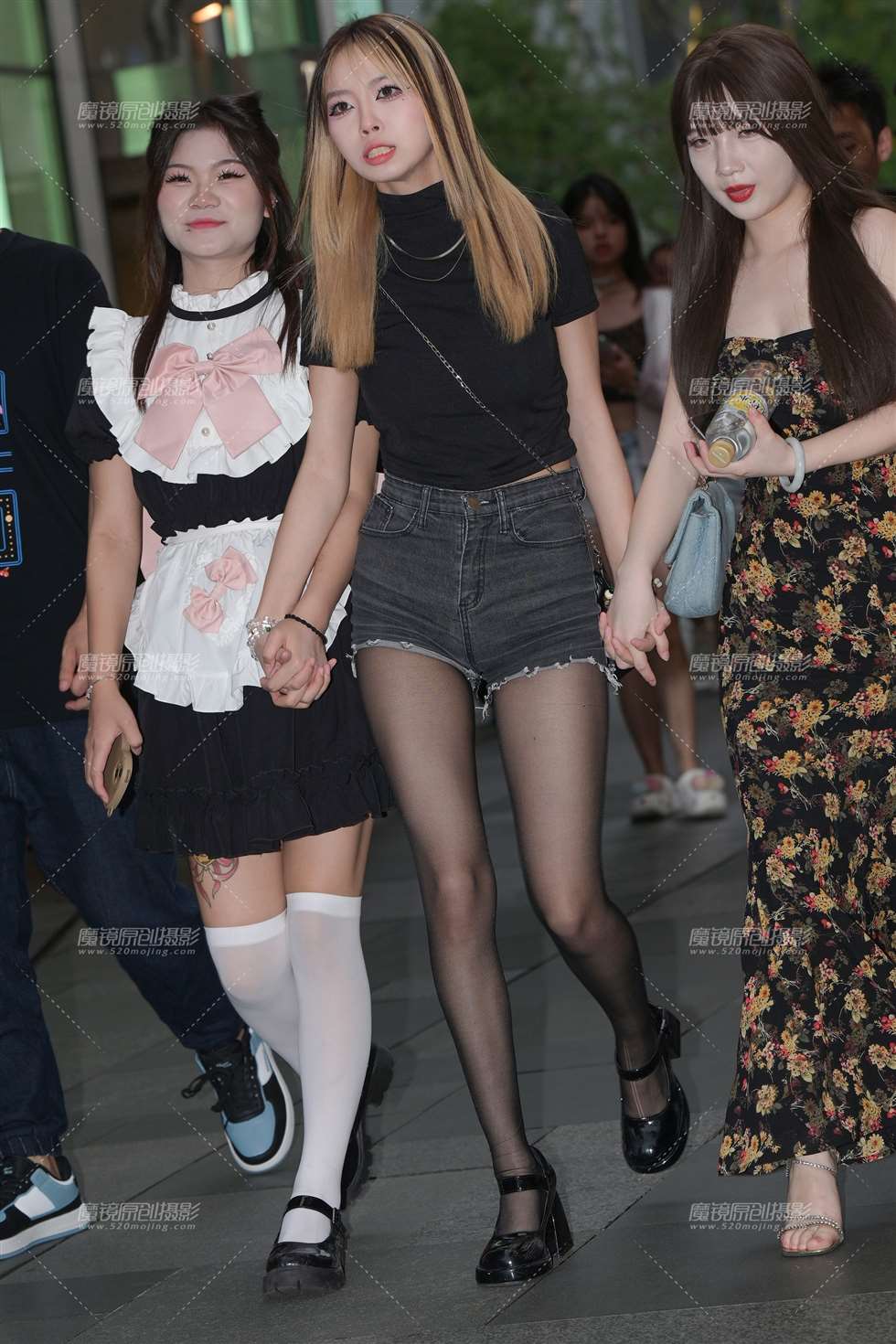 图片[3]-热裤黑丝美女-街拍流行馆