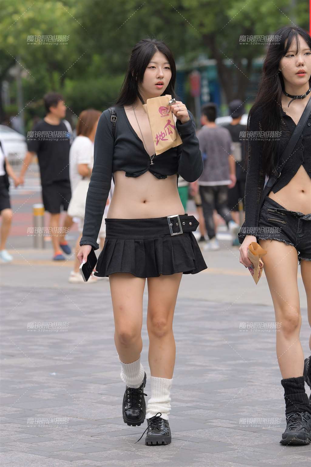 图片[2]-黑色短裙-街拍流行馆