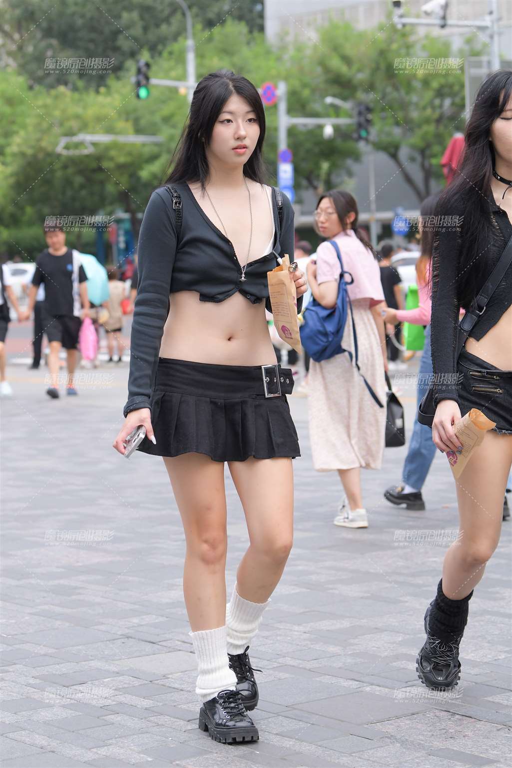 图片[1]-黑色短裙-街拍流行馆