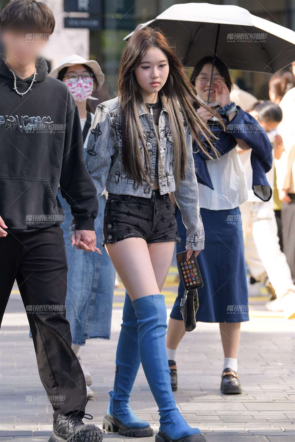 图片[1]-蓝靴小妹-街拍流行馆