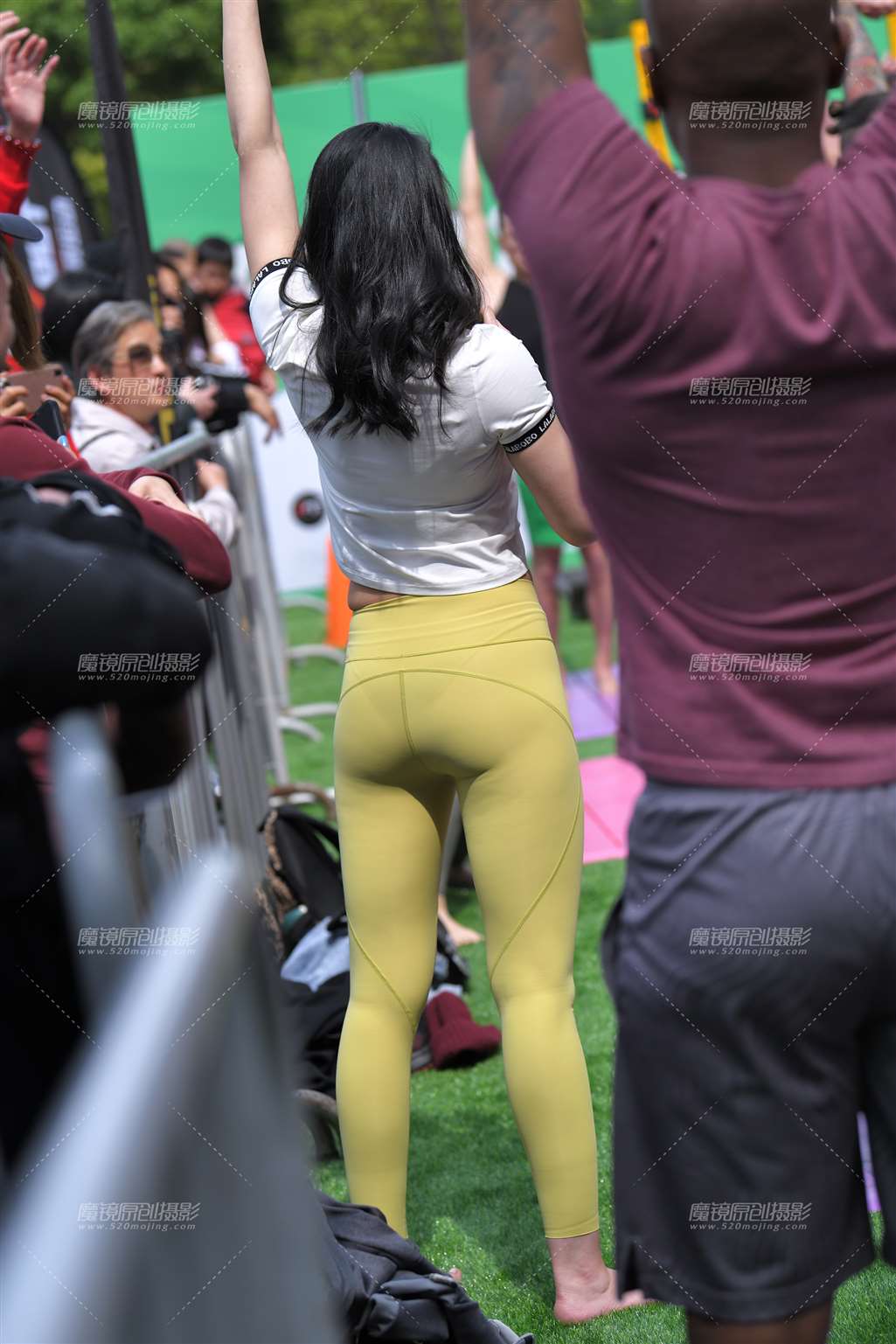 图片[1]-狮城旅拍-紧身裤美女-街拍流行馆