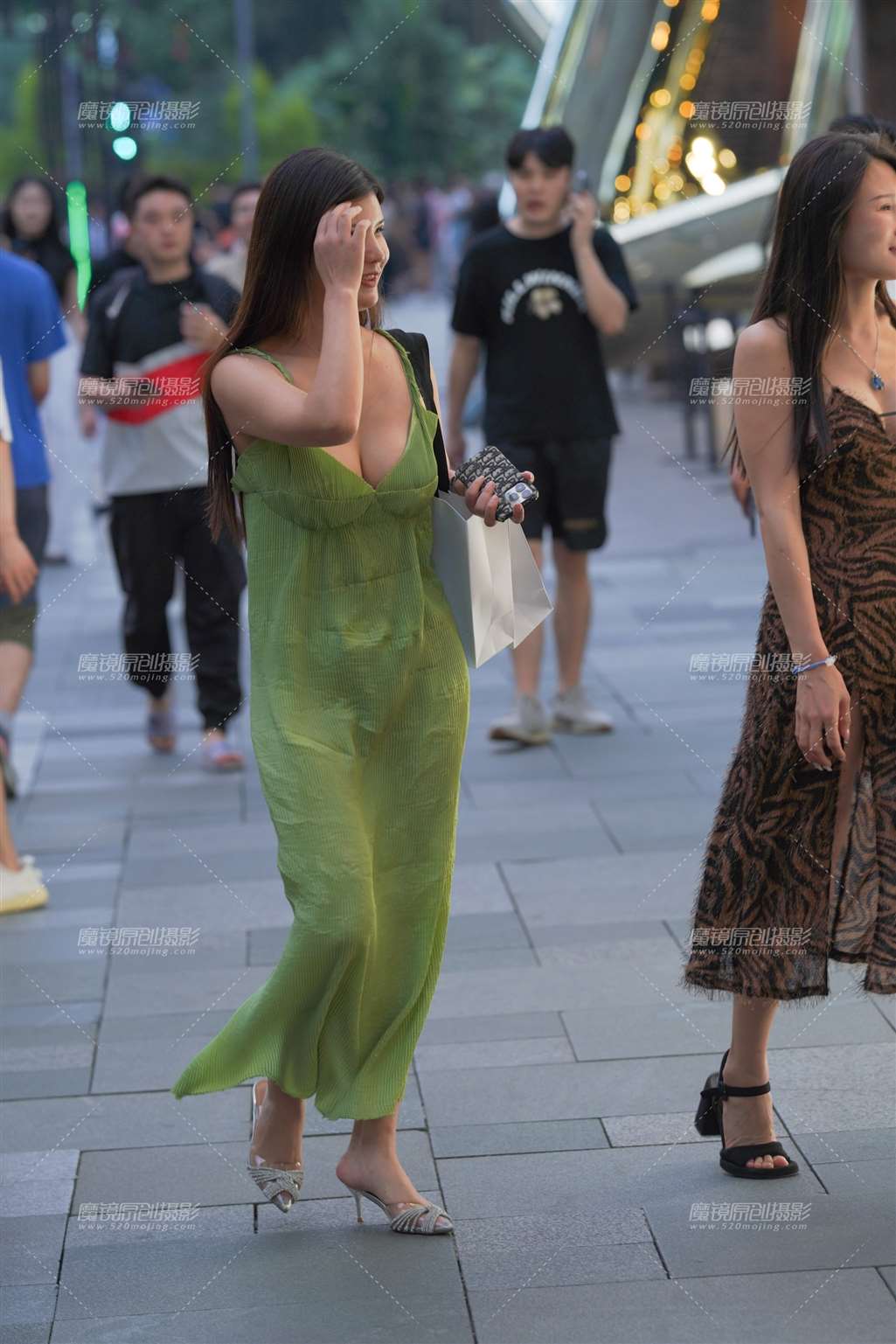 图片[1]-吊带裙-街拍流行馆
