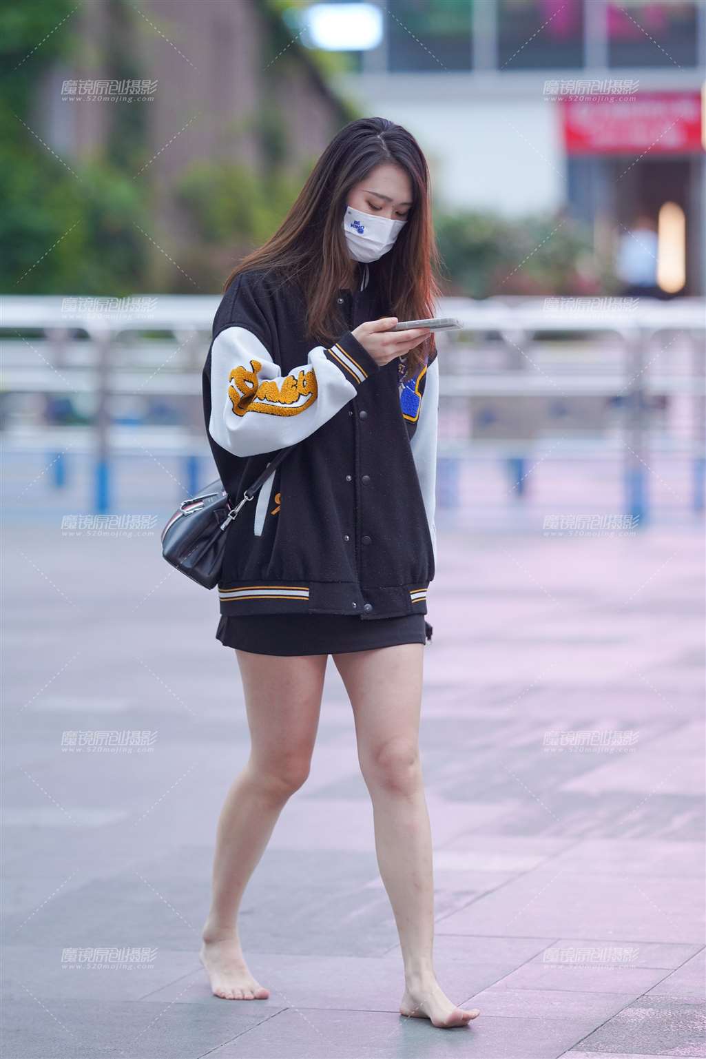 图片[1]-赤脚女孩 好想背她-街拍流行馆