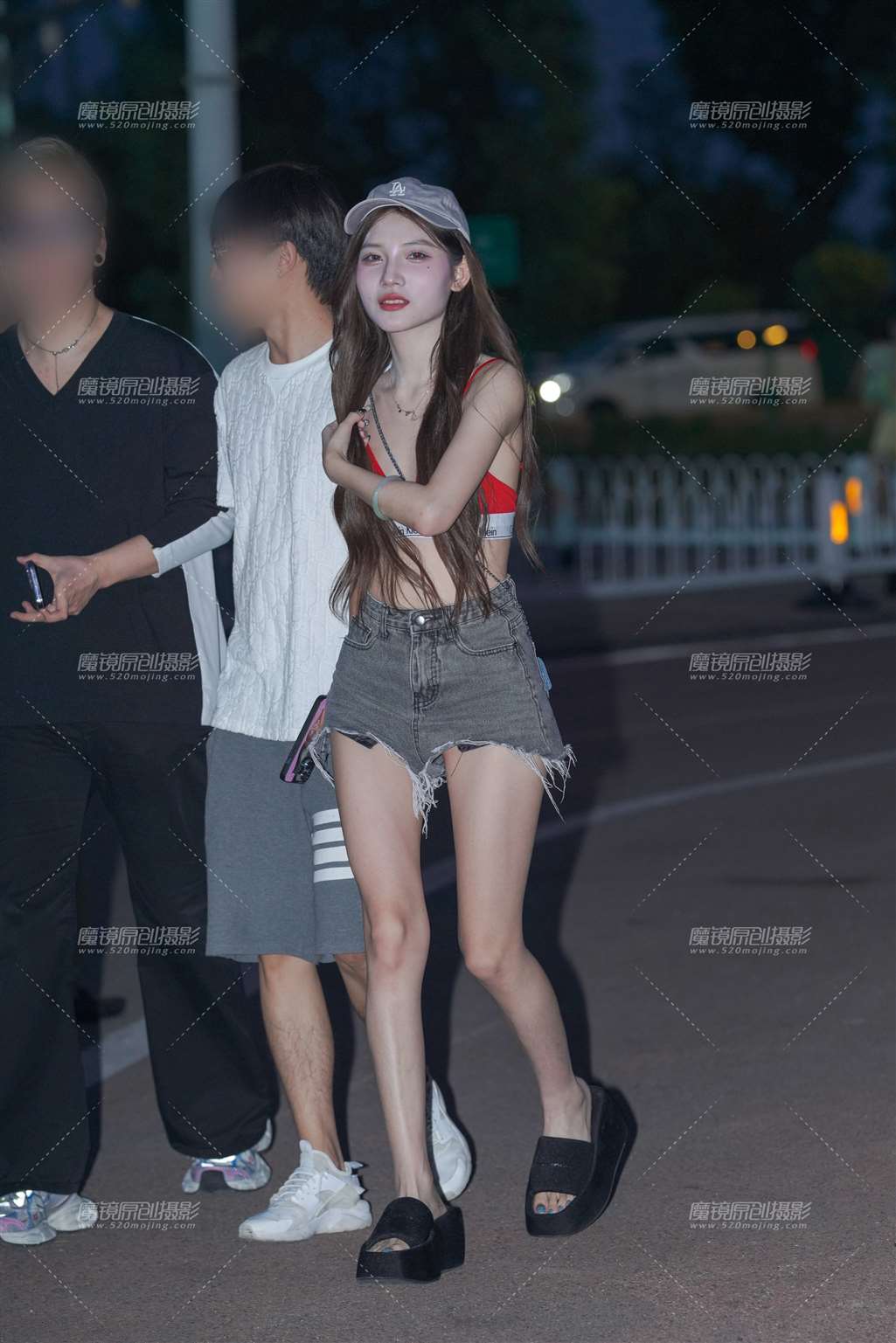图片[2]-热裤小妹-街拍流行馆