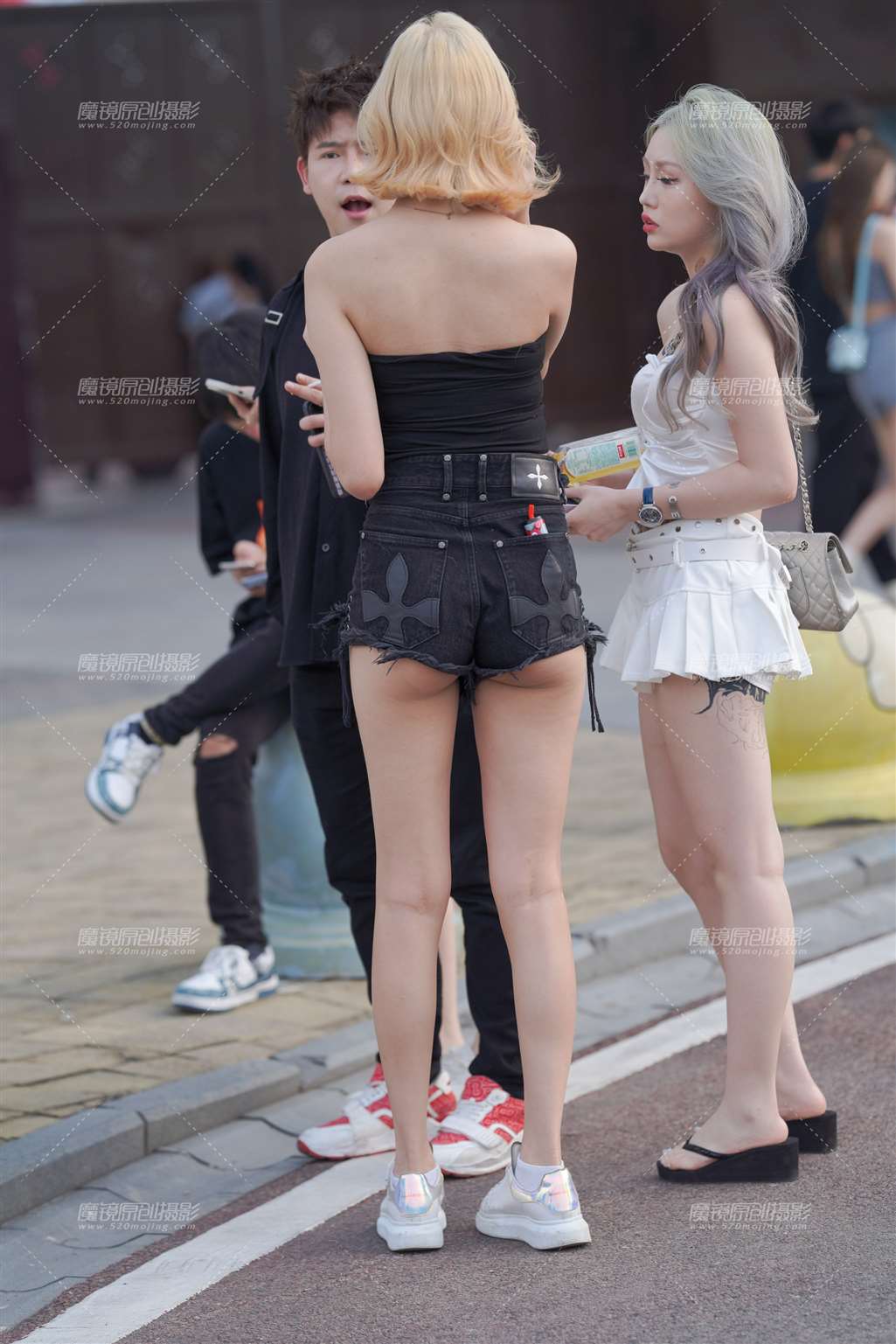 图片[2]-大长腿热裤-街拍流行馆