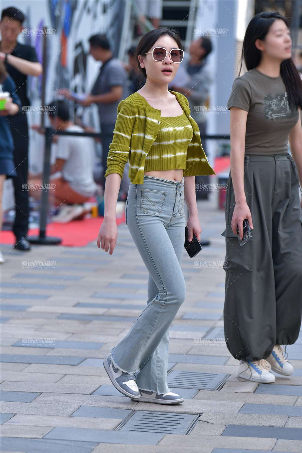 图片[5]-浅蓝紧身牛仔裤美女-街拍流行馆