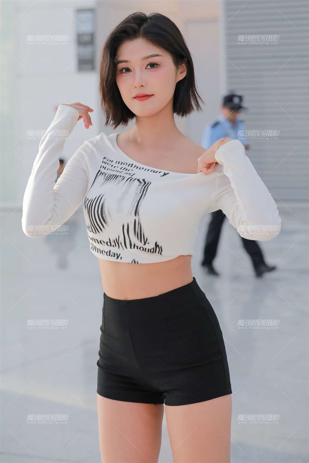 图片[1]-【玻璃街拍】热裤美女-街拍流行馆