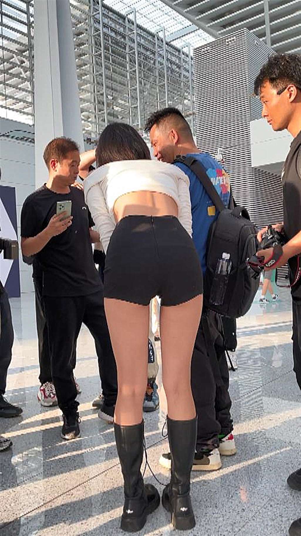 图片[3]-【玻璃街拍】热裤美女-街拍流行馆