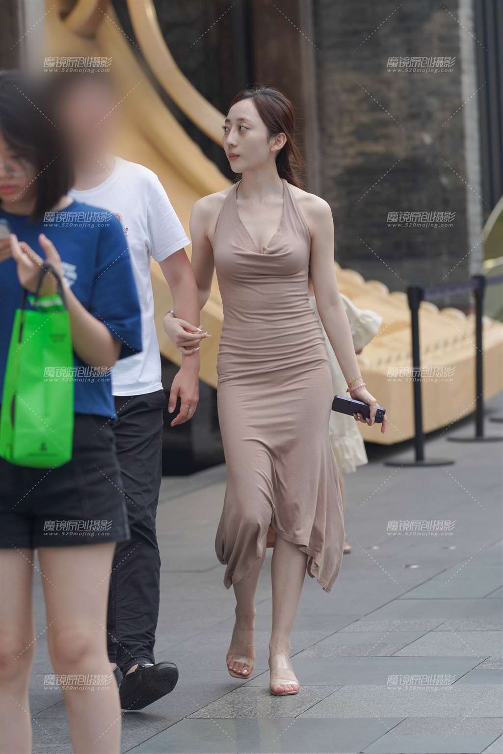 图片[1]-女人味-街拍流行馆