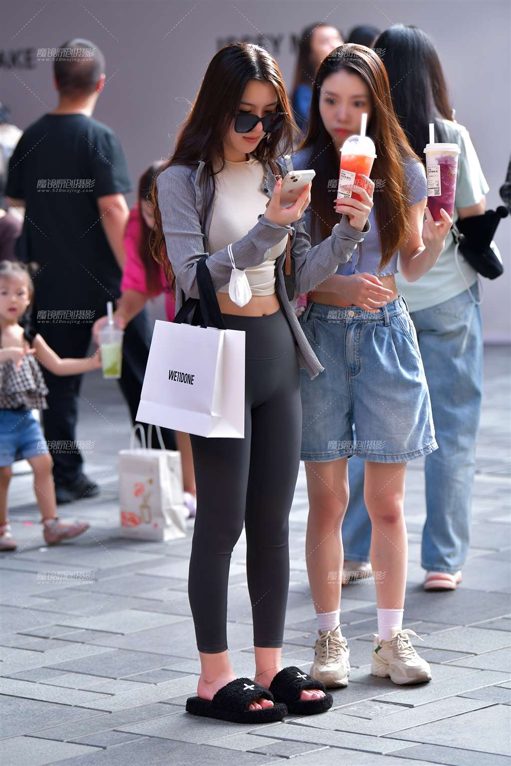 图片[1]-逛街闺蜜紧身裤美女-街拍流行馆