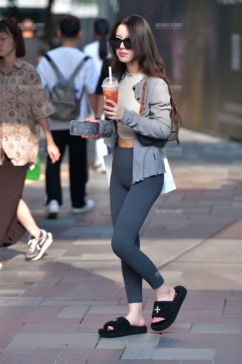 图片[5]-逛街闺蜜紧身裤美女-街拍流行馆