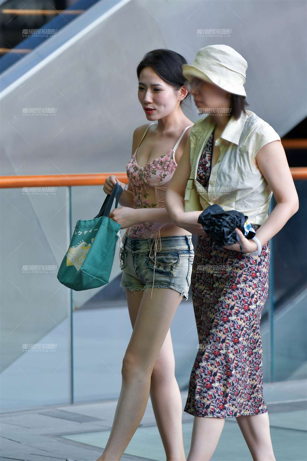 图片[4]-骑行牛仔热裤美女-街拍流行馆