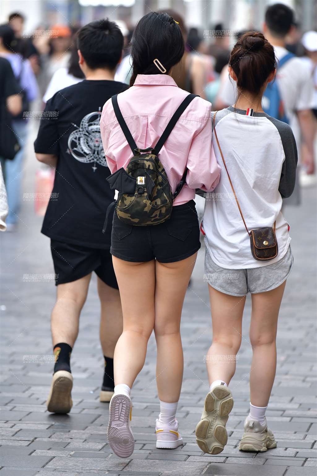 图片[2]-文静白皙热裤美女-街拍流行馆