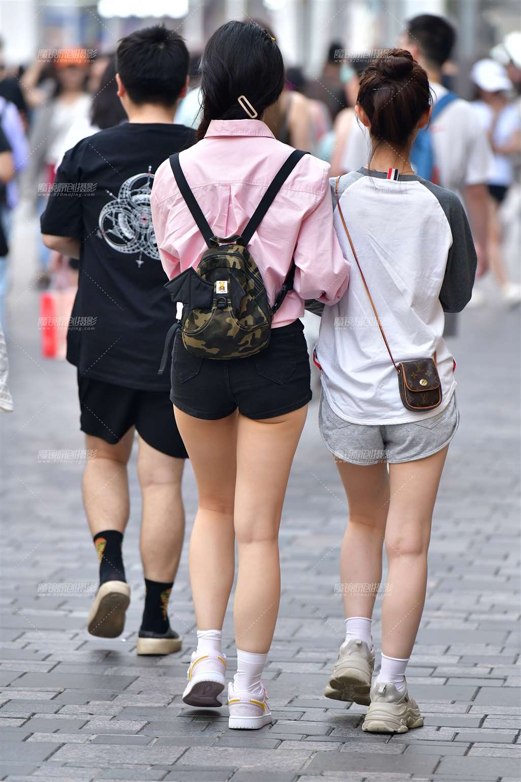 图片[3]-文静白皙热裤美女-街拍流行馆