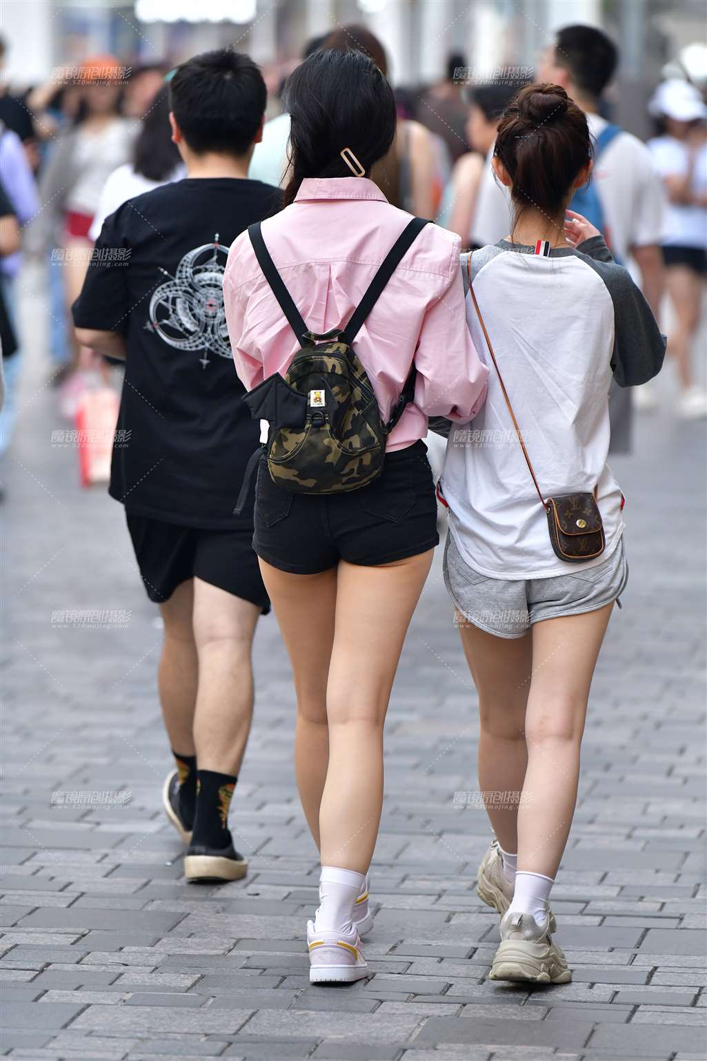 图片[4]-文静白皙热裤美女-街拍流行馆