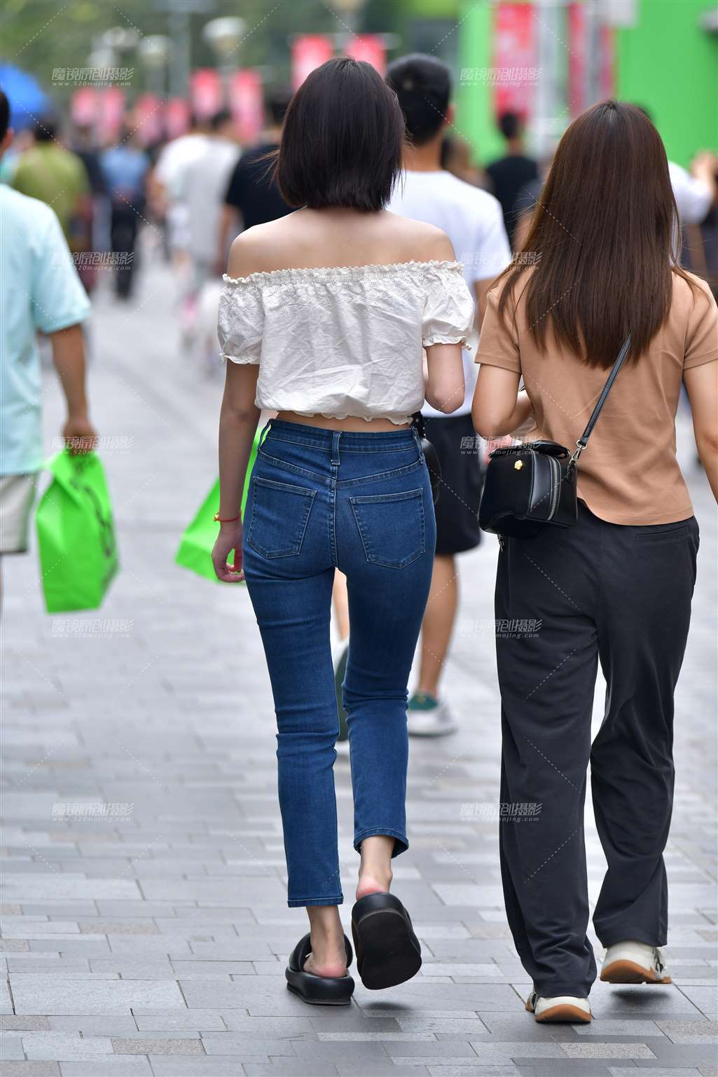 图片[2]-一字肩牛仔裤美女-街拍流行馆