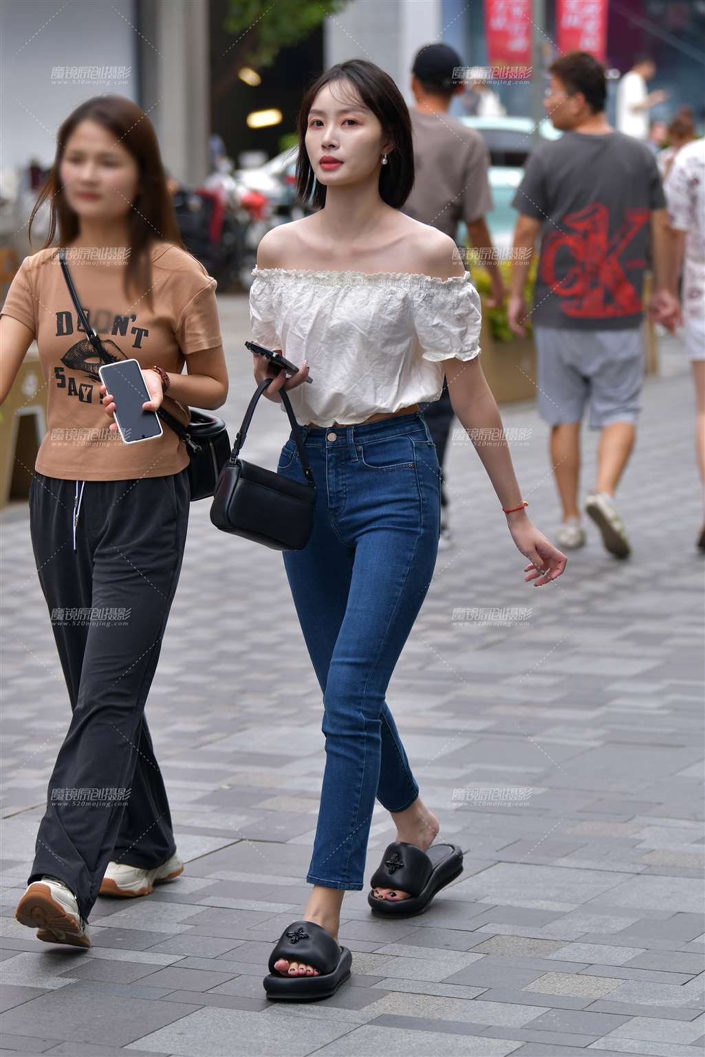 图片[3]-一字肩牛仔裤美女-街拍流行馆
