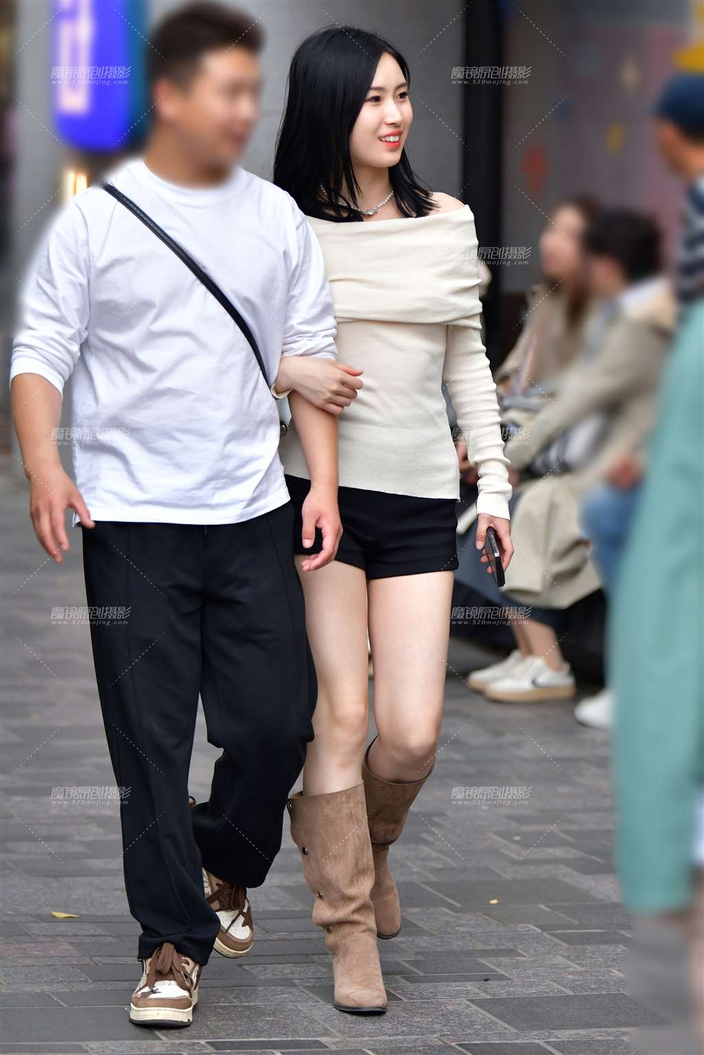 图片[1]-甜美黑色热裤美女-街拍流行馆